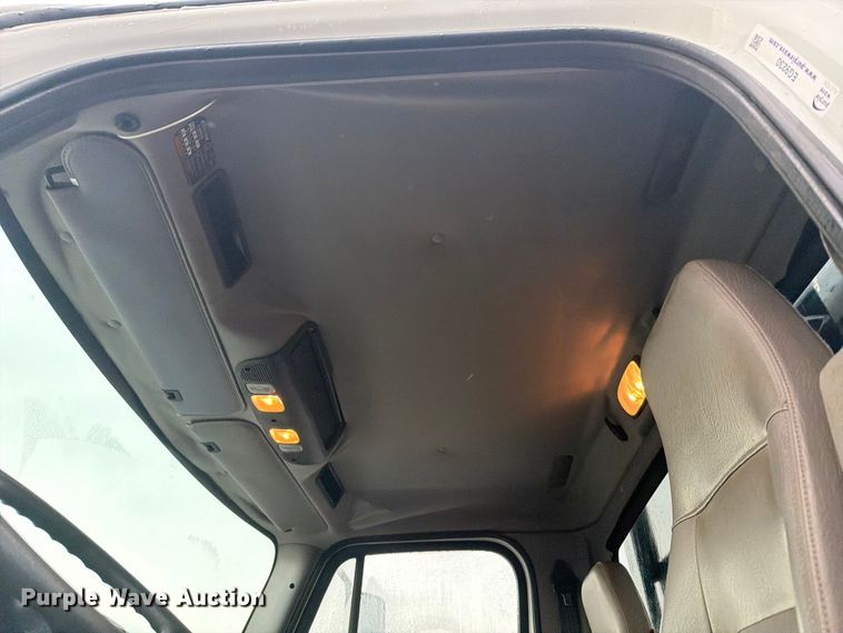 image for item EG9230 2013 Freightliner 114SD flatbed truck