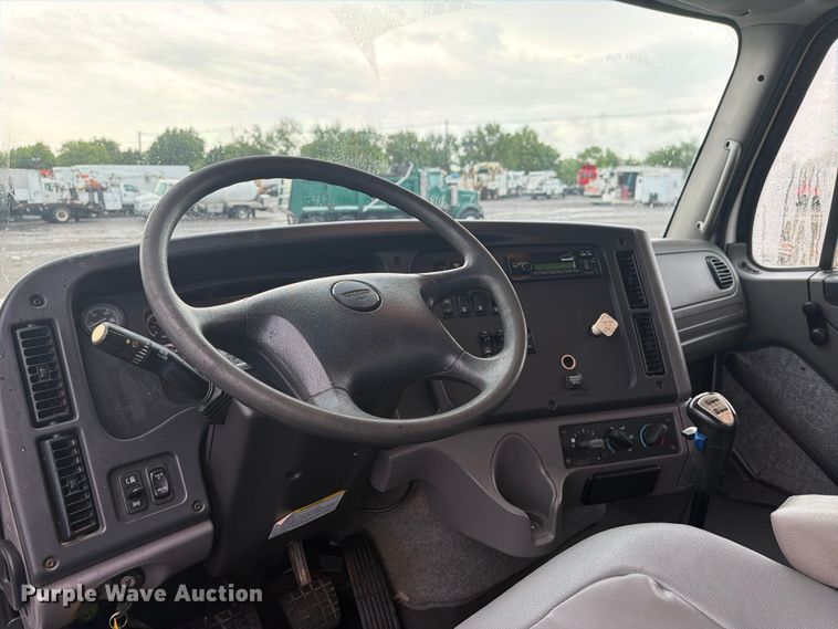 image for item EG9230 2013 Freightliner 114SD flatbed truck
