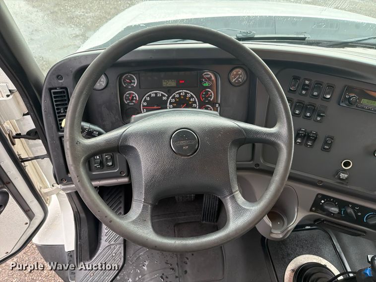 image for item EG9230 2013 Freightliner 114SD flatbed truck