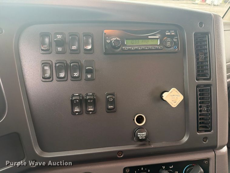 image for item EG9230 2013 Freightliner 114SD flatbed truck