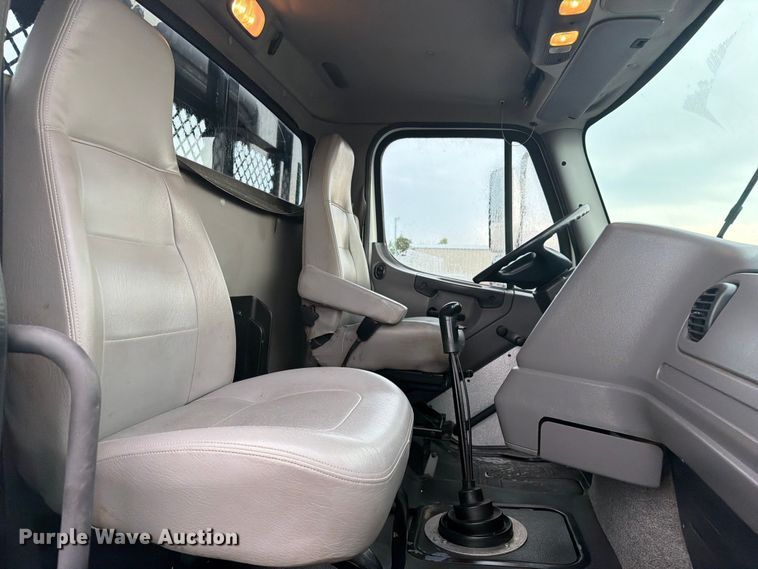 image for item EG9230 2013 Freightliner 114SD flatbed truck