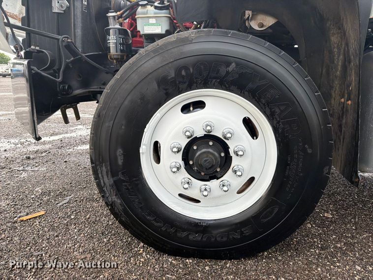 image for item EG9230 2013 Freightliner 114SD flatbed truck