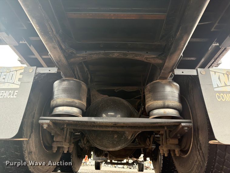 image for item EG9230 2013 Freightliner 114SD flatbed truck