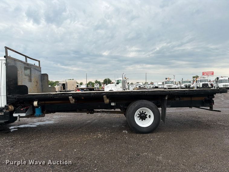 image for item EG9233 2000 Freightliner FL70 flatbed truck