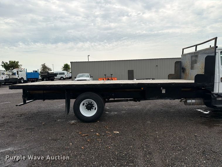 image for item EG9233 2000 Freightliner FL70 flatbed truck