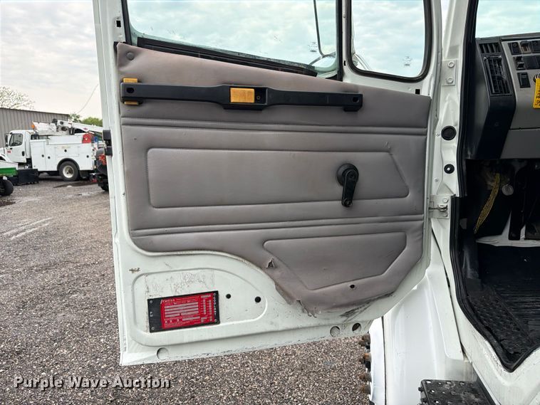 image for item EG9233 2000 Freightliner FL70 flatbed truck