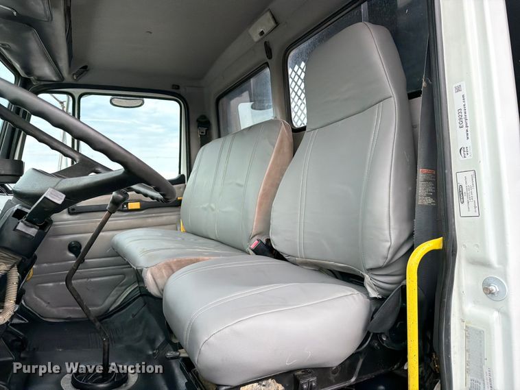 image for item EG9233 2000 Freightliner FL70 flatbed truck