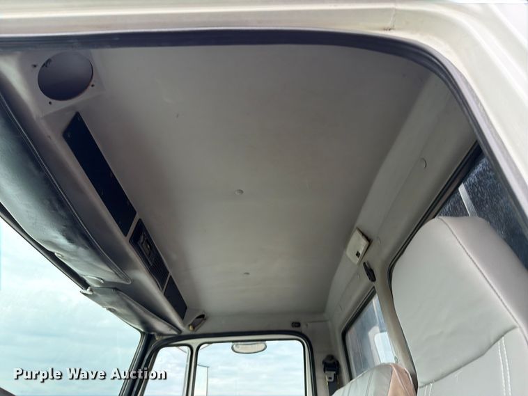 image for item EG9233 2000 Freightliner FL70 flatbed truck