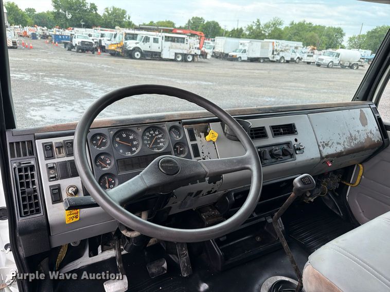 image for item EG9233 2000 Freightliner FL70 flatbed truck