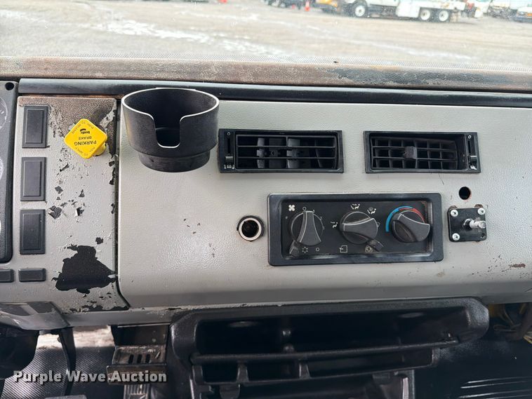 image for item EG9233 2000 Freightliner FL70 flatbed truck