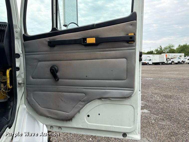 image for item EG9233 2000 Freightliner FL70 flatbed truck