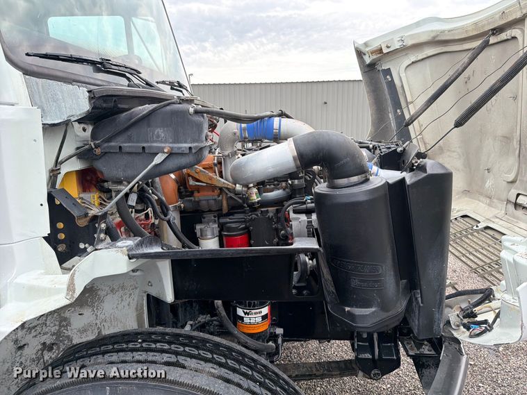 image for item EG9233 2000 Freightliner FL70 flatbed truck