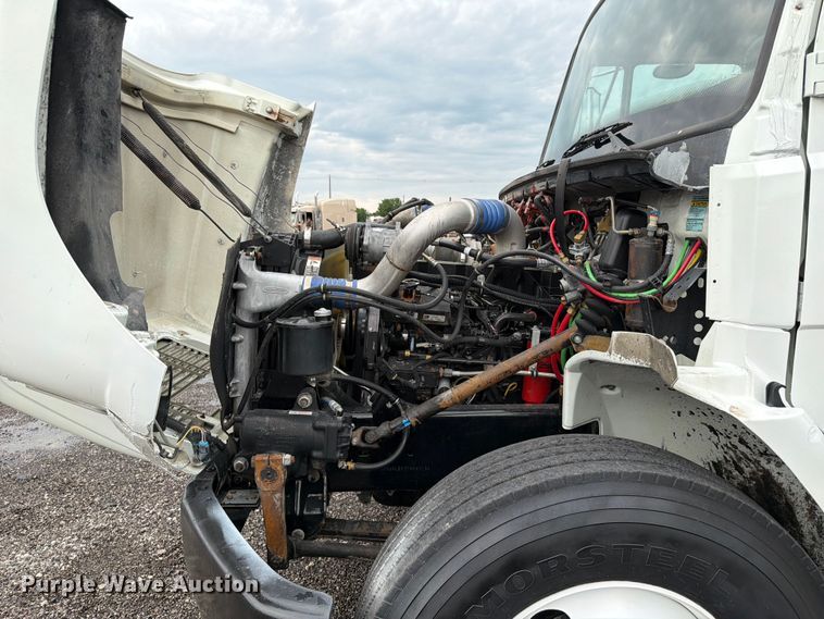 image for item EG9233 2000 Freightliner FL70 flatbed truck