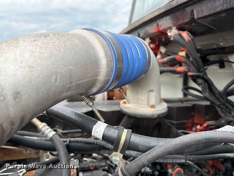 image for item EG9233 2000 Freightliner FL70 flatbed truck