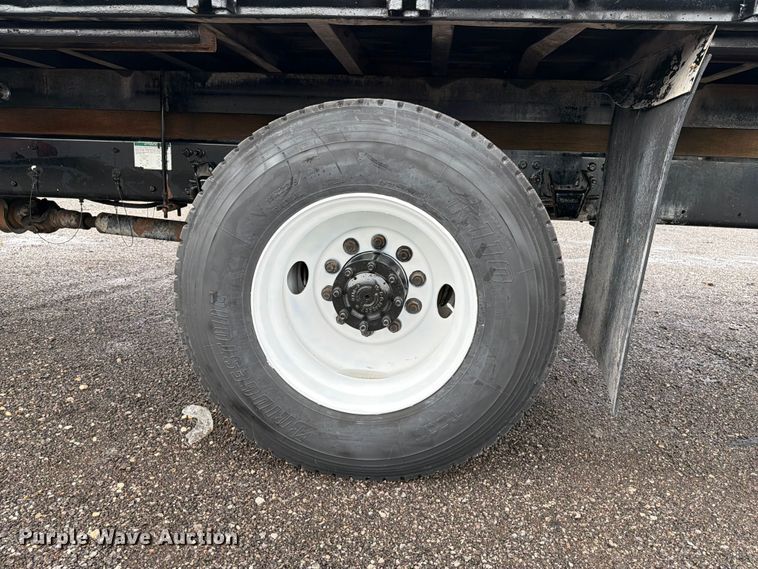 image for item EG9233 2000 Freightliner FL70 flatbed truck