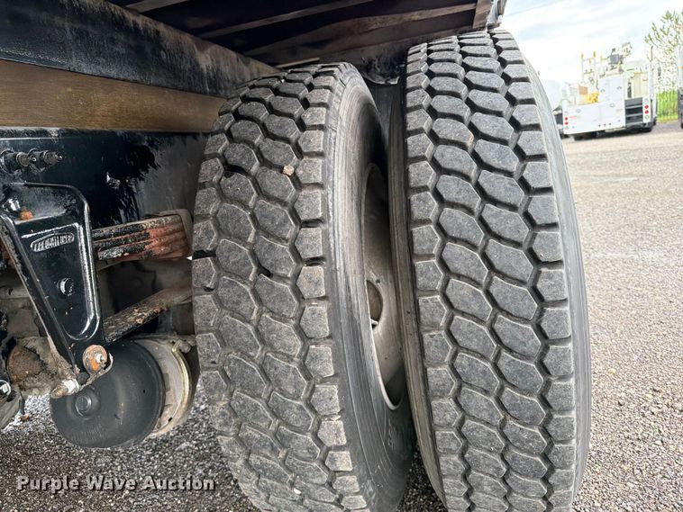 image for item EG9233 2000 Freightliner FL70 flatbed truck