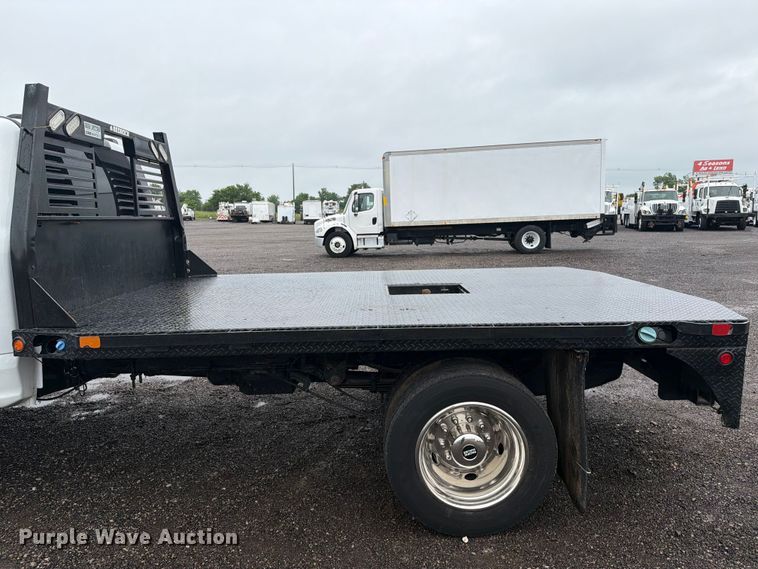 image for item EG9240 2022 Ford F550 Super Duty Crew Cab flatbed truck