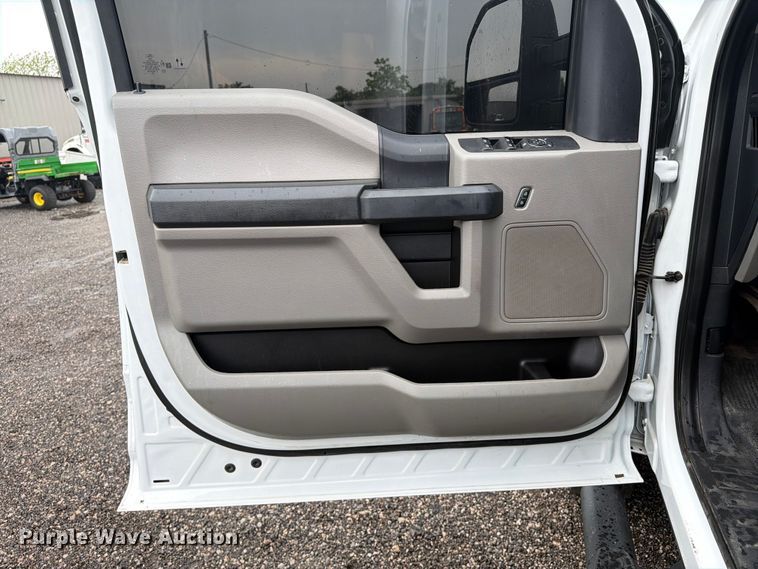 image for item EG9240 2022 Ford F550 Super Duty Crew Cab flatbed truck
