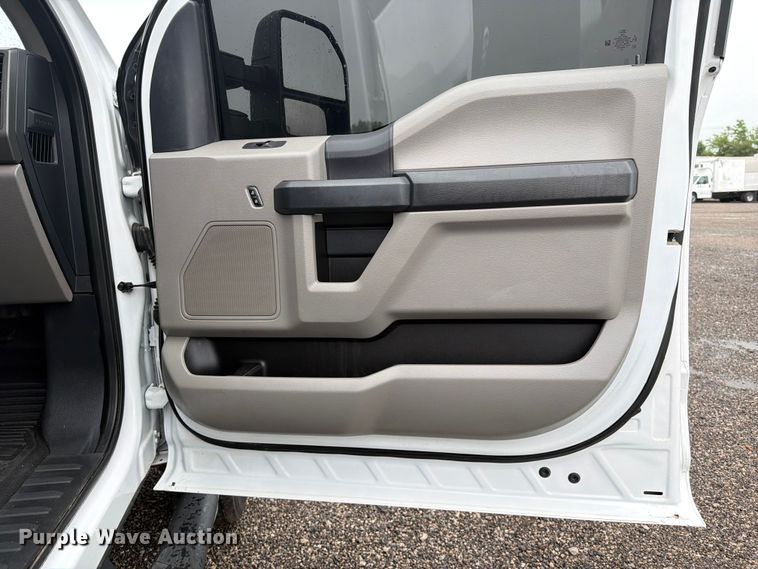 image for item EG9240 2022 Ford F550 Super Duty Crew Cab flatbed truck