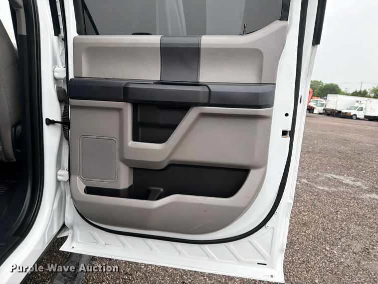 image for item EG9240 2022 Ford F550 Super Duty Crew Cab flatbed truck