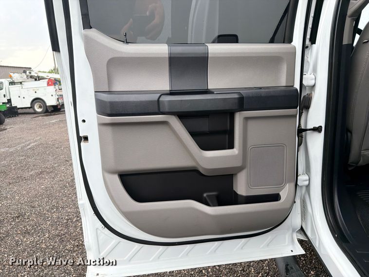 image for item EG9240 2022 Ford F550 Super Duty Crew Cab flatbed truck
