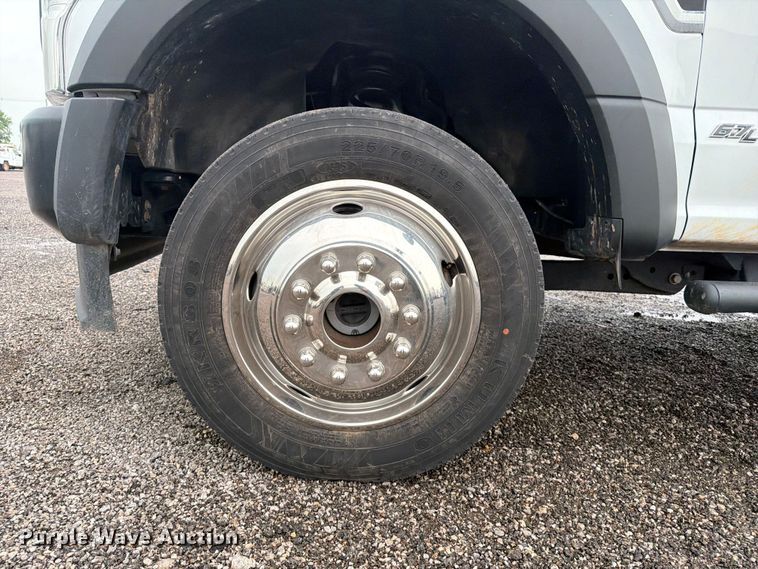 image for item EG9240 2022 Ford F550 Super Duty Crew Cab flatbed truck