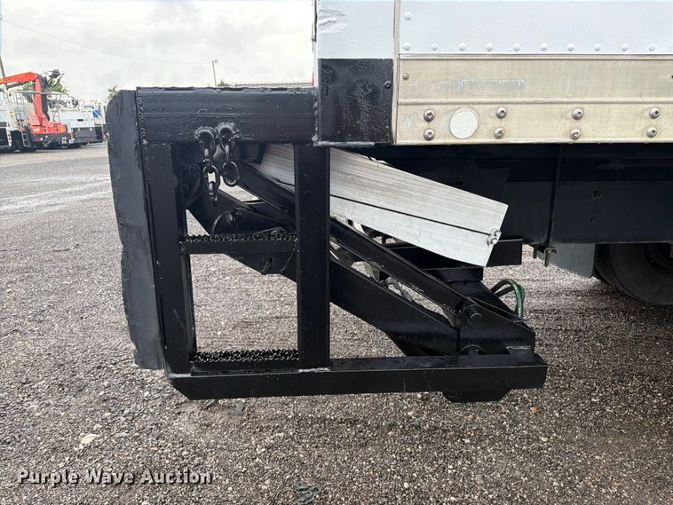 image for item EG9241 2005 Freightliner Business Class M2 box truck