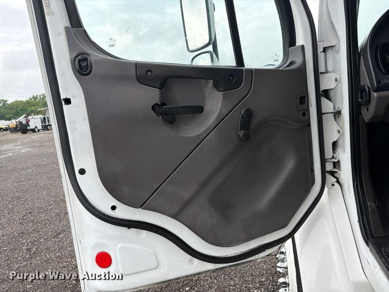 image for item EG9241 2005 Freightliner Business Class M2 box truck