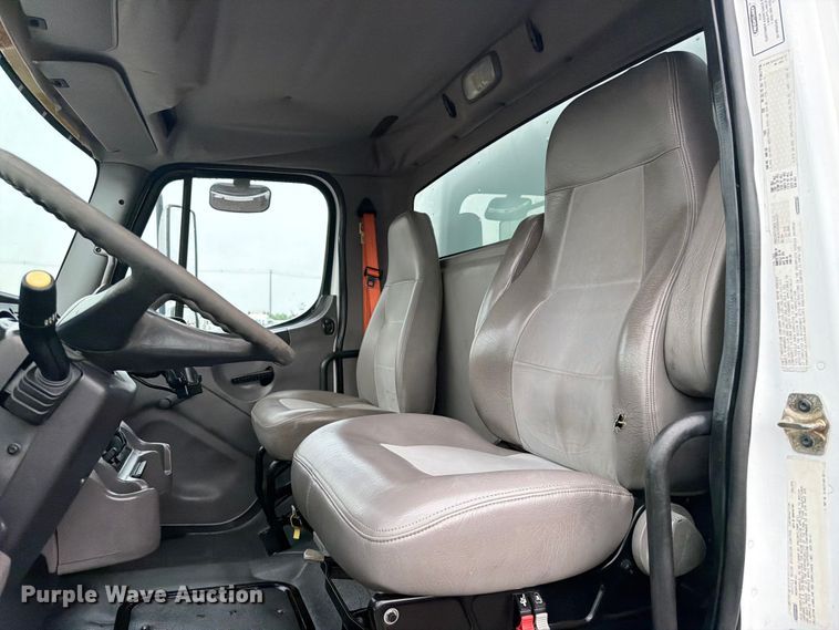 image for item EG9241 2005 Freightliner Business Class M2 box truck