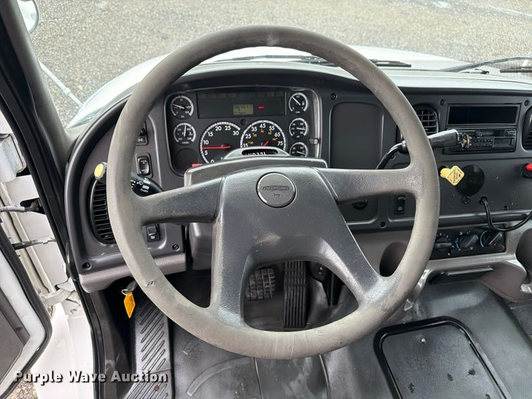 image for item EG9241 2005 Freightliner Business Class M2 box truck