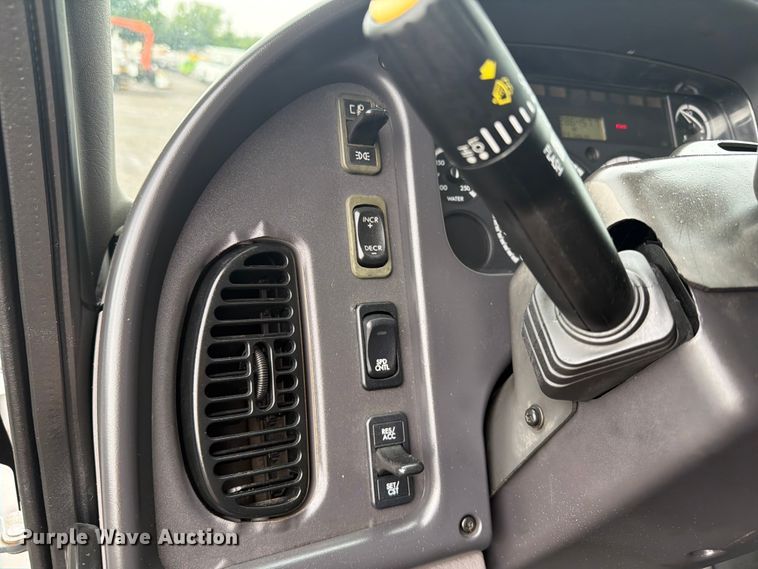 image for item EG9241 2005 Freightliner Business Class M2 box truck