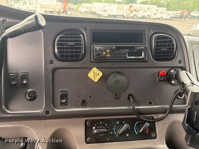 image for item EG9241 2005 Freightliner Business Class M2 box truck