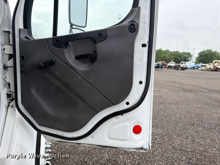 image for item EG9241 2005 Freightliner Business Class M2 box truck