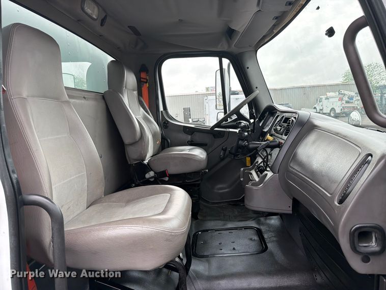 image for item EG9241 2005 Freightliner Business Class M2 box truck