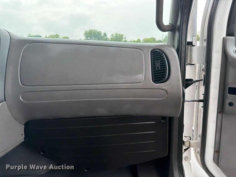 image for item EG9241 2005 Freightliner Business Class M2 box truck