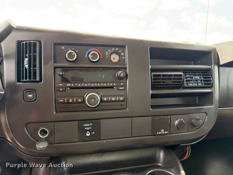 image for item EG9252 2015 Chevrolet Express 4500 refrigerated delivery truck