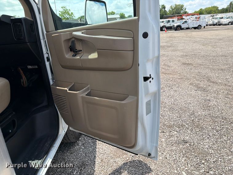 image for item EG9252 2015 Chevrolet Express 4500 refrigerated delivery truck