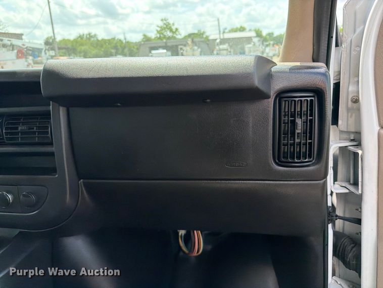 image for item EG9252 2015 Chevrolet Express 4500 refrigerated delivery truck