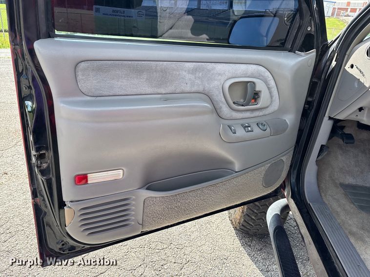 image for item EJ7836 1995 GMC Yukon SUV
