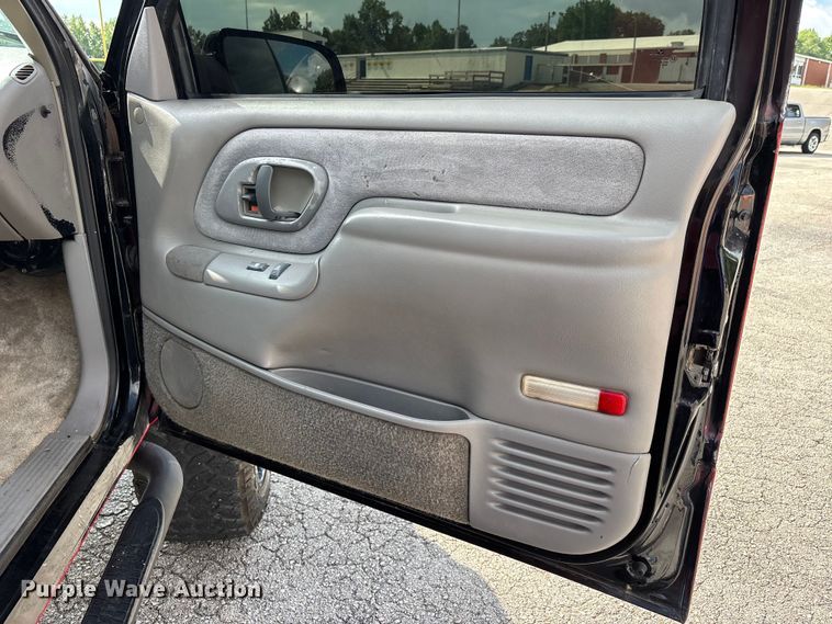 image for item EJ7836 1995 GMC Yukon SUV