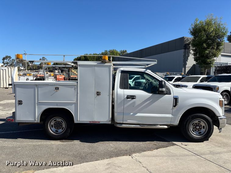 image for item EL2496 2018 Ford F250 utility bed pickup truck