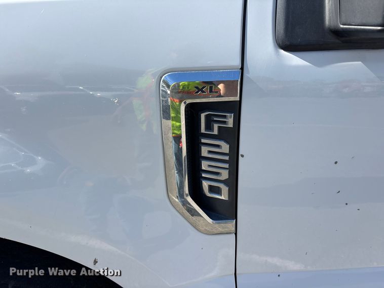 image for item EL2496 2018 Ford F250 utility bed pickup truck