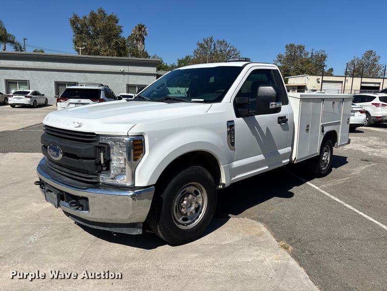 2018 Ford F250 Super Duty utility bed pickup truck