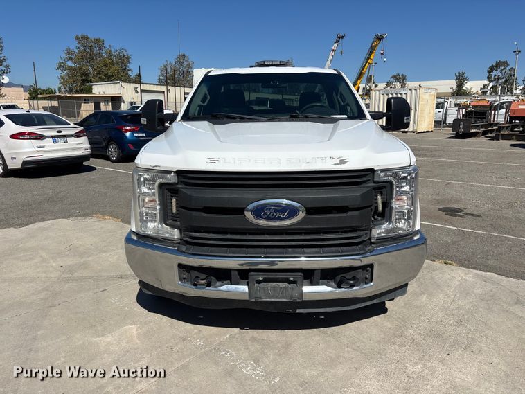 image for item EL2498 2018 Ford F250 Super Duty utility bed pickup truck