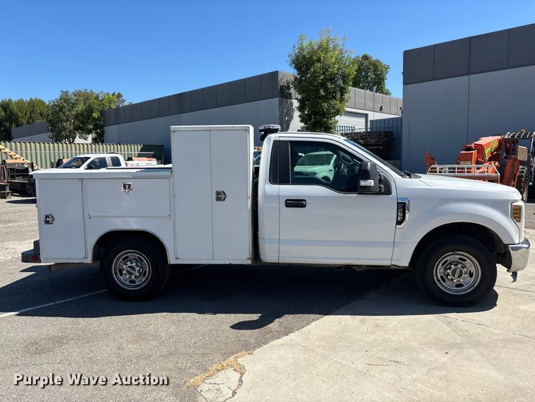 image for item EL2498 2018 Ford F250 Super Duty utility bed pickup truck