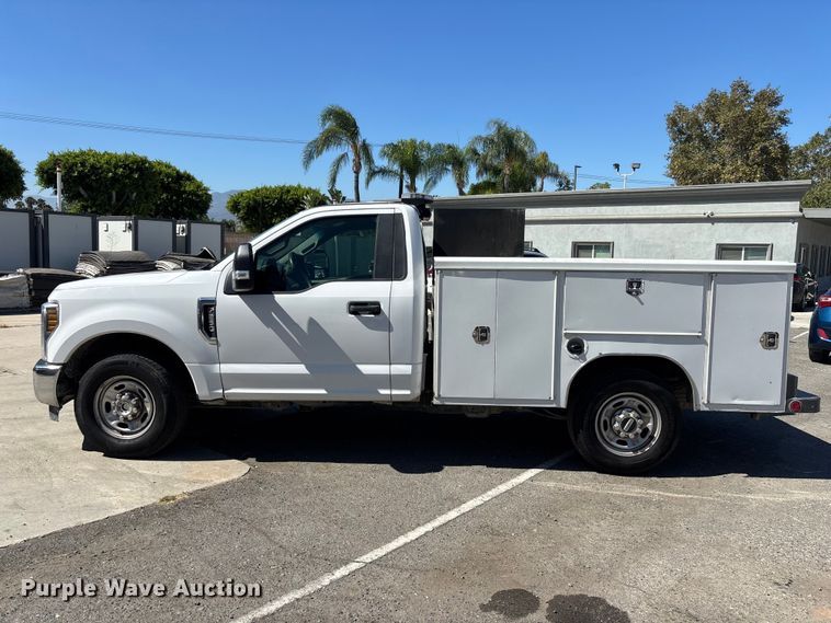 image for item EL2498 2018 Ford F250 Super Duty utility bed pickup truck