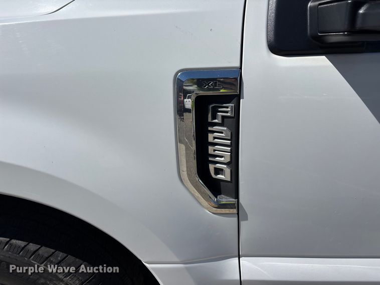 image for item EL2498 2018 Ford F250 Super Duty utility bed pickup truck