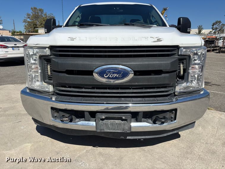image for item EL2498 2018 Ford F250 Super Duty utility bed pickup truck