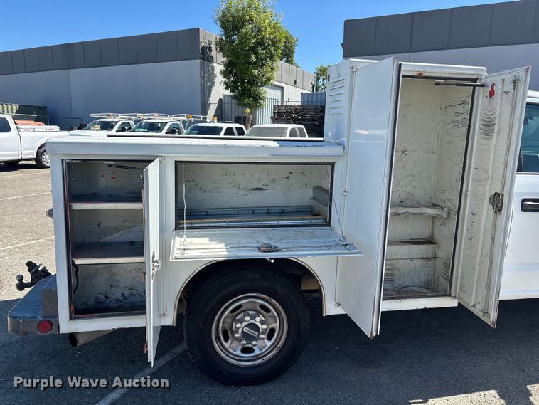 image for item EL2498 2018 Ford F250 Super Duty utility bed pickup truck
