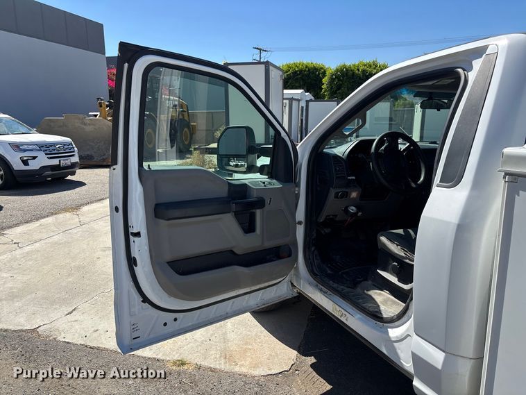 image for item EL2498 2018 Ford F250 Super Duty utility bed pickup truck